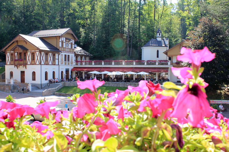 Fot. Tomasz Jakubowski / MojeWedrowki.pl / Szczawnica - widok na Dom Zdrojowy