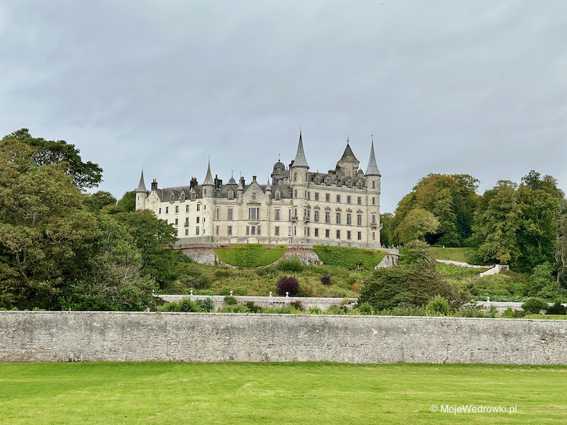 Widok na Zamek Dunrobin ze strony morza