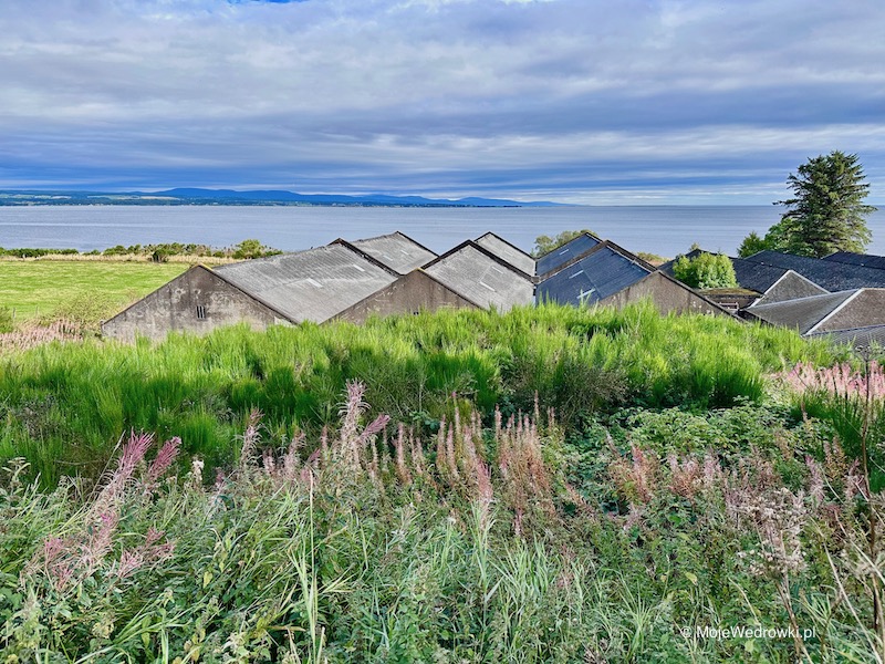 Magazyny z beczkami i widok na morze w Glenmorangie