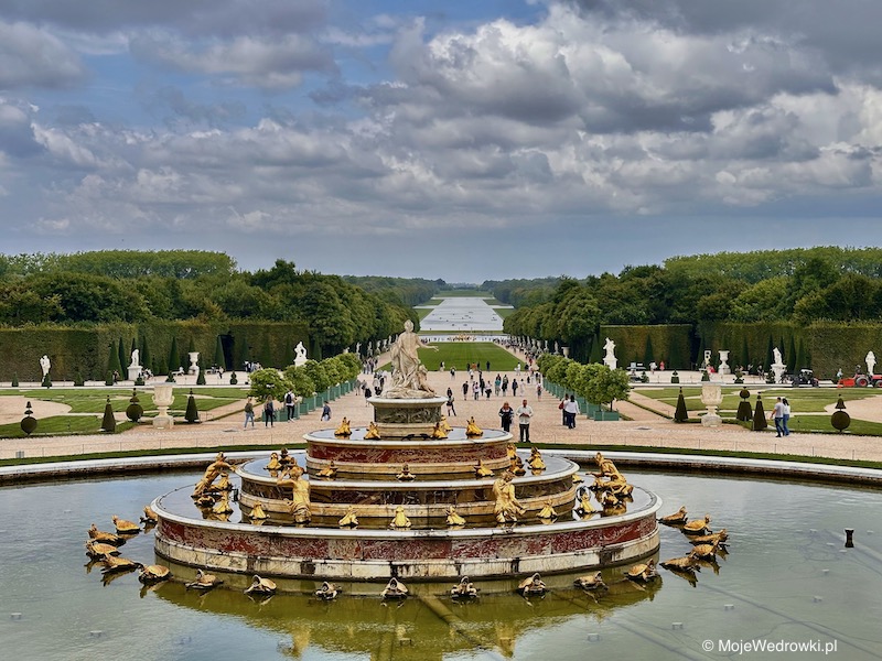 Fontanna Latony w Wersalu z widokiem na ogrom ogrodów