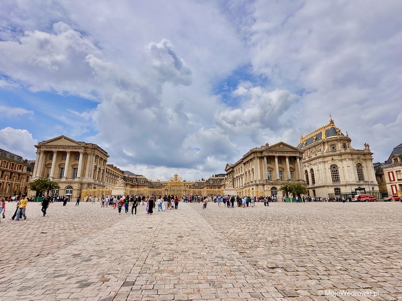 Główny plac w Wersalu przed wkroczeniem na teren Pałacu