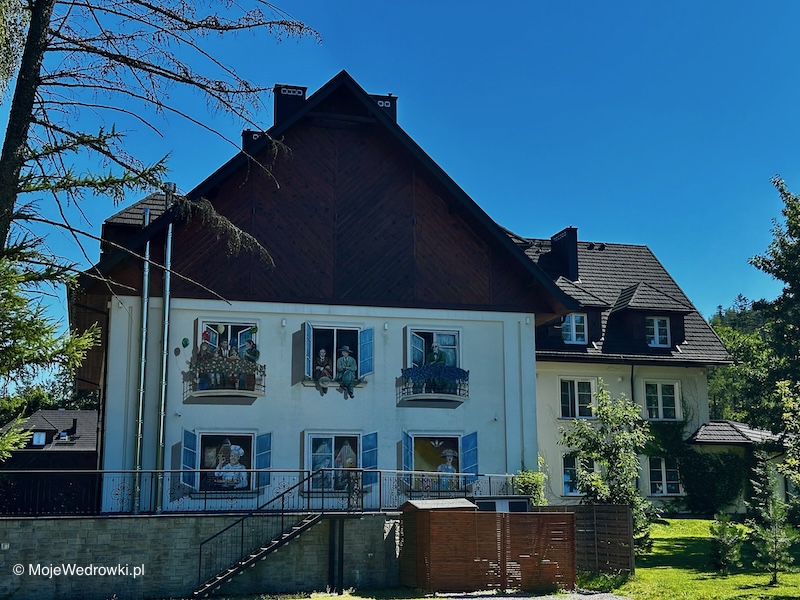 Piękny mural na Hotelu z restauracją Gesslera