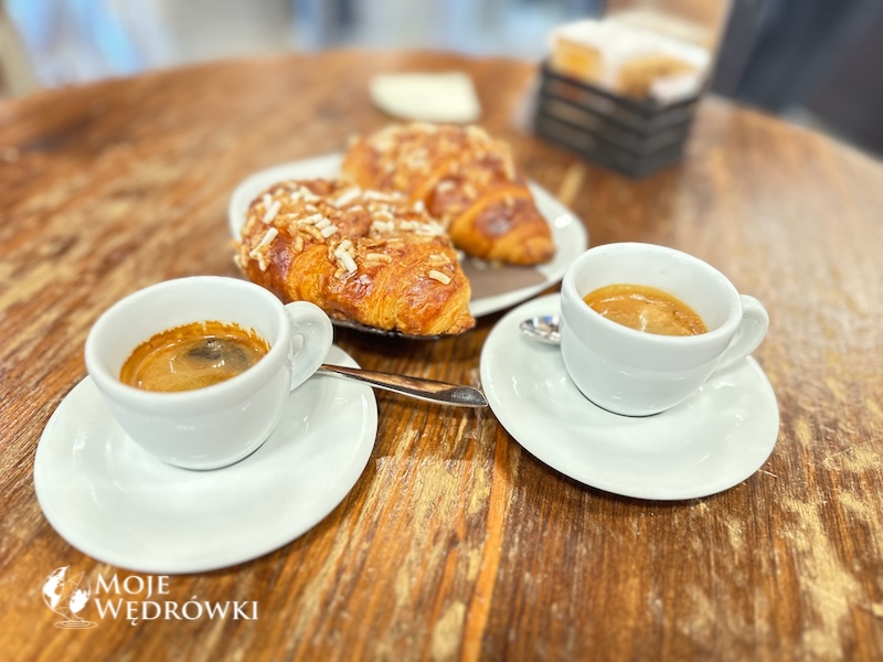 Przepyszne włoskie śniadanie czyli kawa i cornetto.