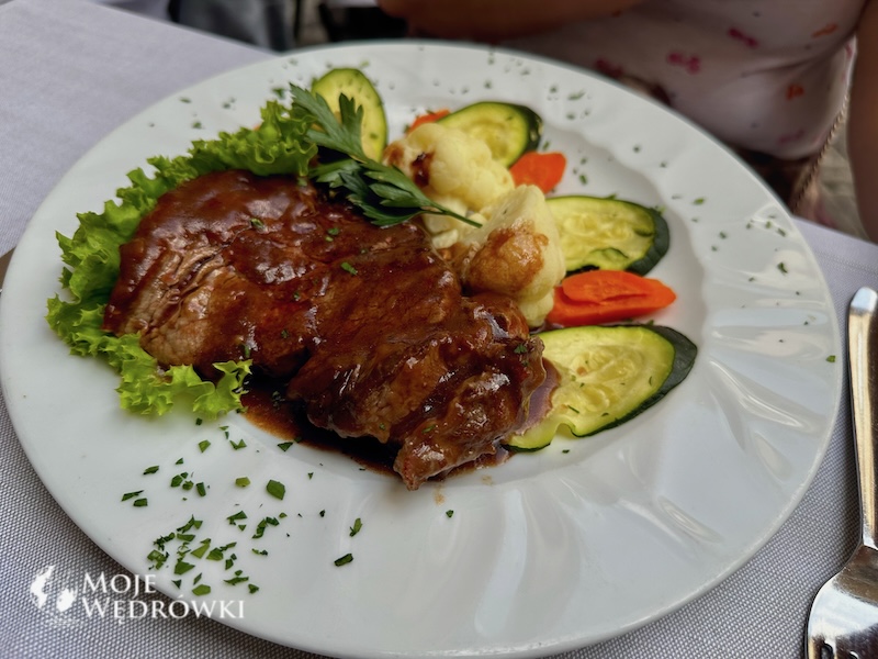 Stek wołowy z grillowanymi warzywami.