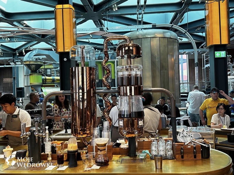 Błyszczący piec w Starbucks Reserve Roastery w Mediolanie